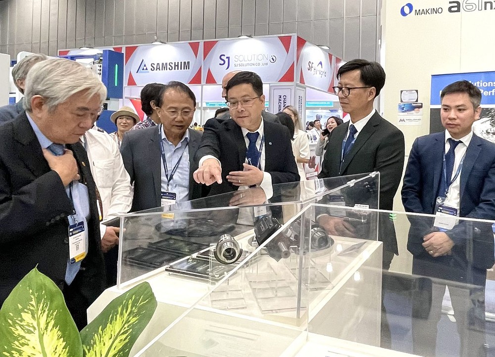 图：诸位领导和嘉宾参观展位。