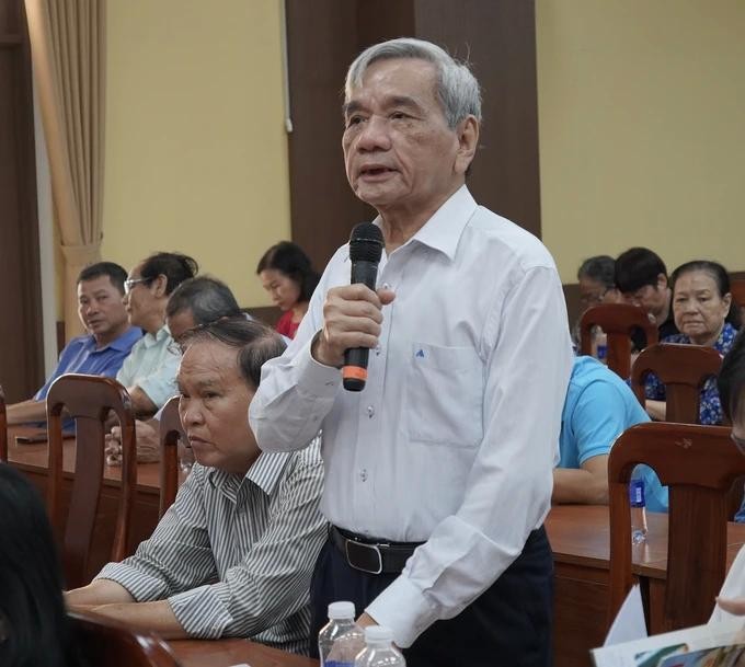当地选民向国会代表小组提问。(图:芳苑) cu-tri-phuong-ben-nghe.webp