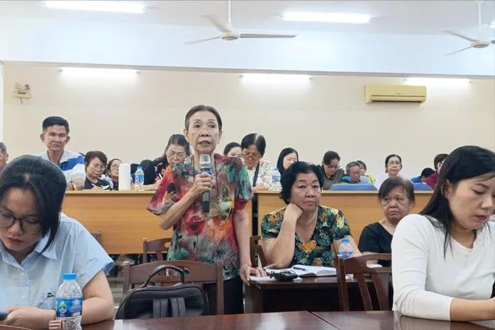 当地选民向国会代表小组提问。(图:TL) cu-trineu-cau-hoi.webp