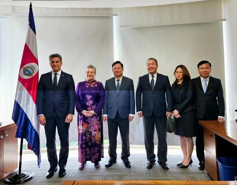 越南共产党代表团会见哥斯达黎加执政党民主社会进步党(PPSD)领导班子成员。(图:越通社)