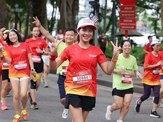 数千人参加“致力于无毒品社区”跑步比赛。(图:越通社)