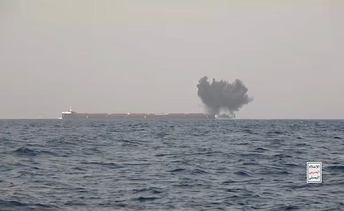 6月12日,胡塞武装声称袭击了红海的一艘希腊船。视频截图显示爆炸后冒起浓烟。(图:路透社)