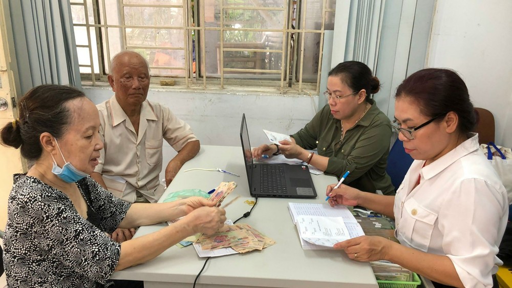 退休干部在市社保机关的退休金支付点领取退休金。