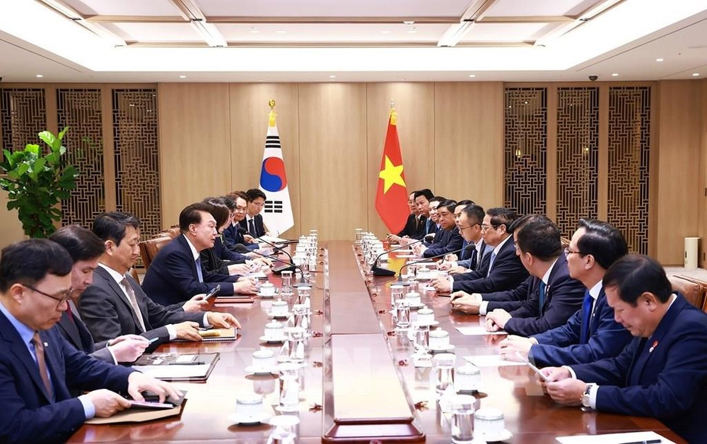 韩国总统尹锡悦会见越南政府总理范明政(右四)。 thu-tuong-pham-minh-chinh-hoi-kien-tong-thong-han-quoc-yoon-suk-yeol-2.jpg