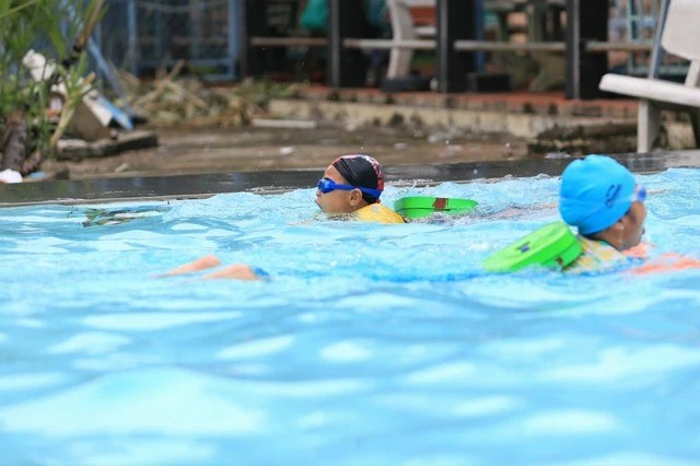 暑期让孩子去游泳时，父母要密切关顾儿女安全。