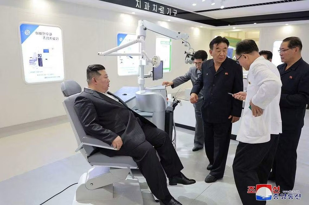 金正恩7月2日到兵工厂视察,还走访了医疗器械工厂和机械厂。(图:朝中社)