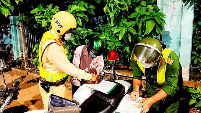 交警正在处罚一名违反交规者。(图:志石)