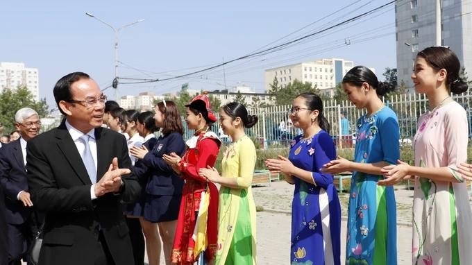 胡志明学校的学生迎接市委书记阮文年到访。(图:吴平) thanh-uy-2.webp