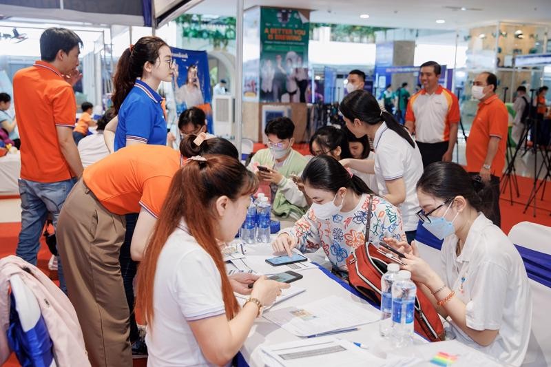 年轻求职者在招聘会上寻求就业机会。（示意图：互联网）