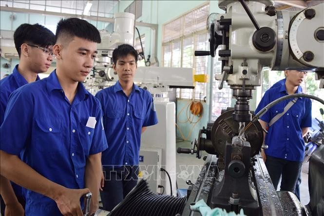 守德理工高等学院的学生在该校厂房实习操作机床。(图:越通社)