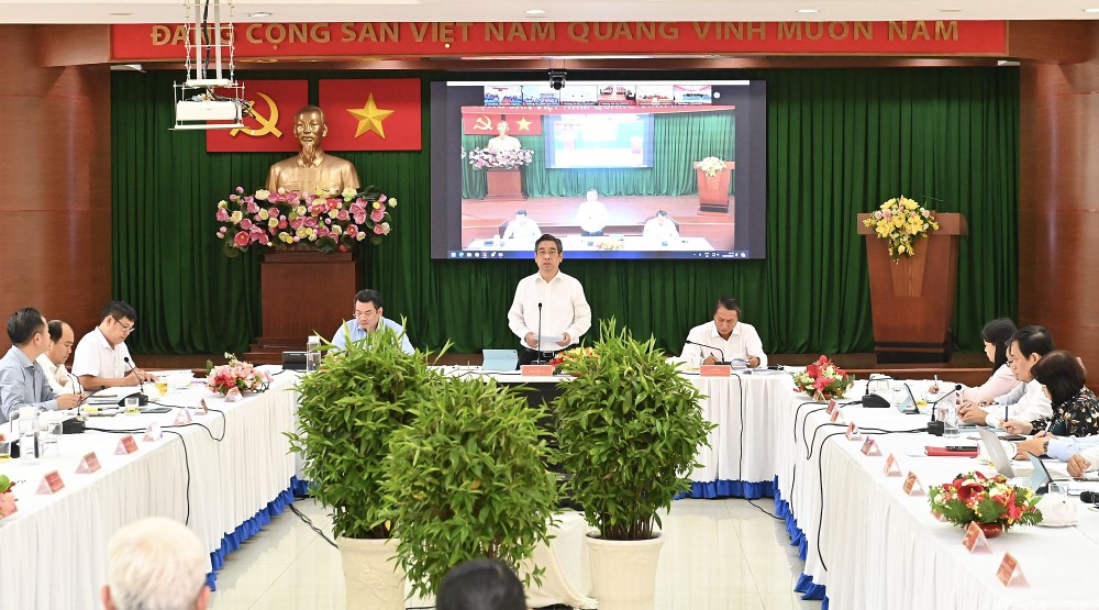 确定为民服务是一贯政治任务