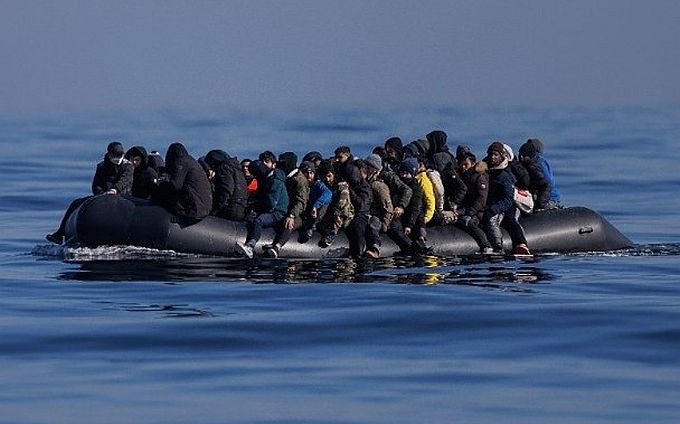近年有大批难民沿水路横渡英伦海峡前往英国。(图:Getty Images)