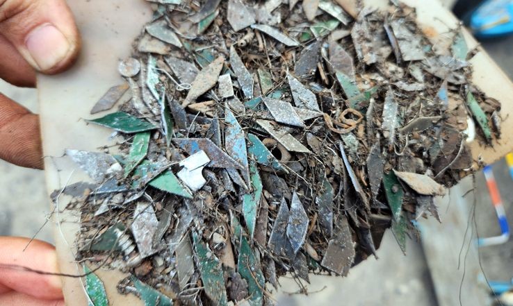 吸到的堆菱形钉子。(图:孟灵) dinh-13.jpg