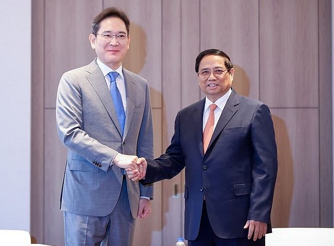 政府总理范明政(右)与三星集团董事长李在镕握手合影。(图:VGP) ttg-va-chu-tich-tap-doan-samsung.jpg