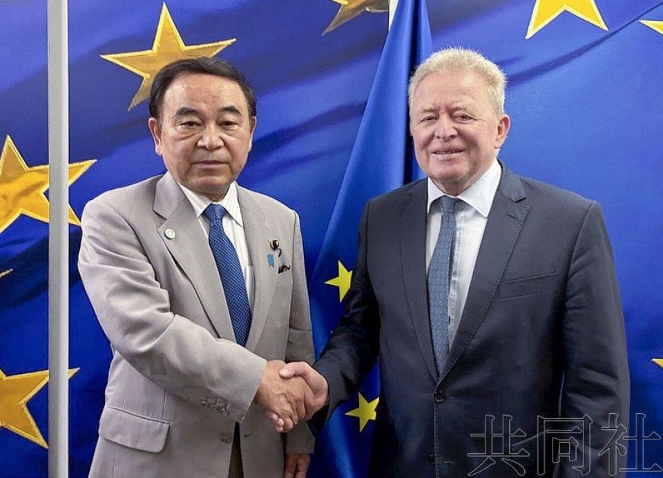 7月11日在布鲁塞尔,日本农相坂本哲志与欧盟(EU)农业委员沃伊切霍夫斯基(右)握手。(图:共同社)