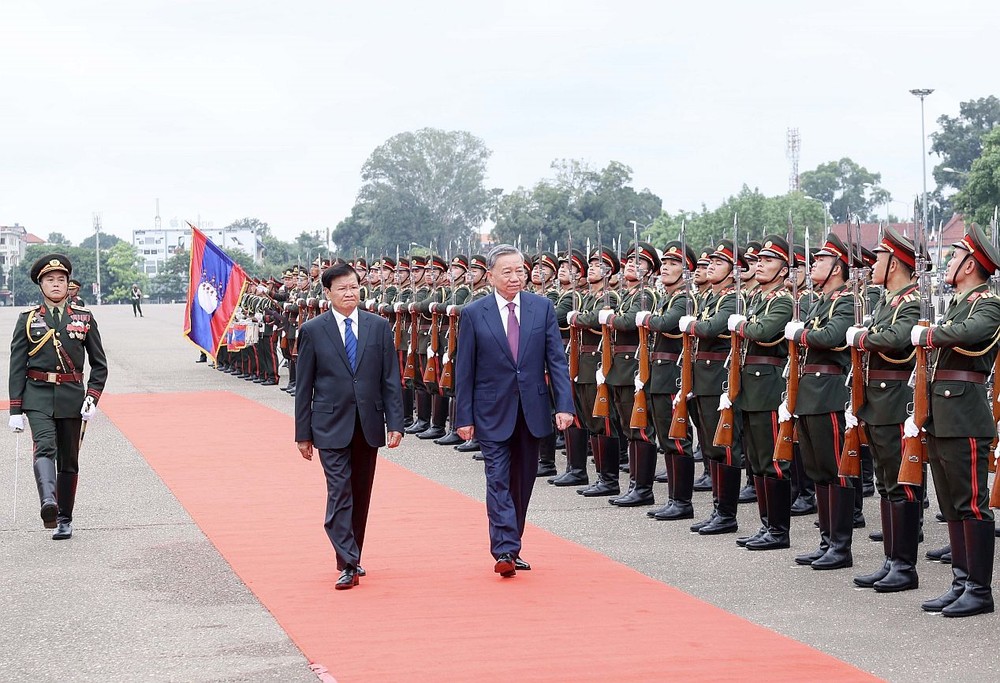 越南国家主席苏林与老挝国家主席通伦检阅仪仗队。 le_don_chinh_thuc_chu_tich_nuoc_to_lam_tham_cap_nha_nuoc_toi_chdcnd_lao.jpg