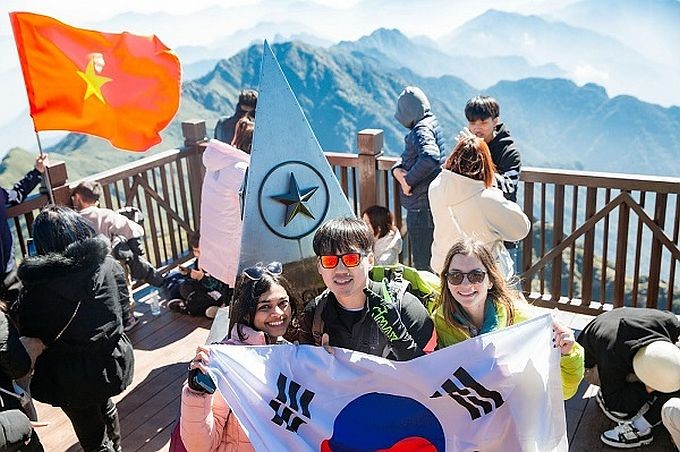 韩国游客在番西邦山顶上打卡。(图:Sun Group)