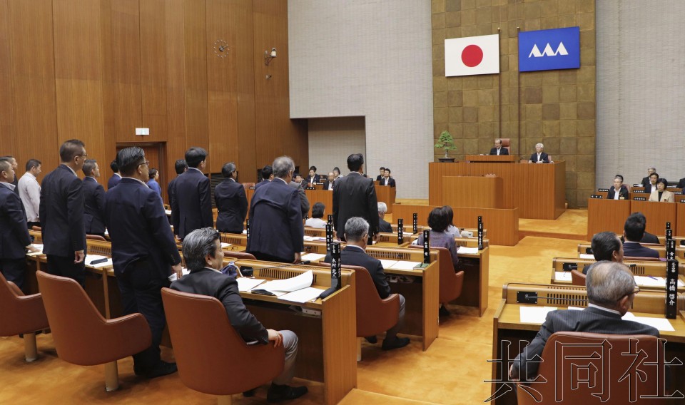 促进县民“每日一笑”的条例凭借自民、公明两党的多数赞成获得通过并成立。（图：共同社）