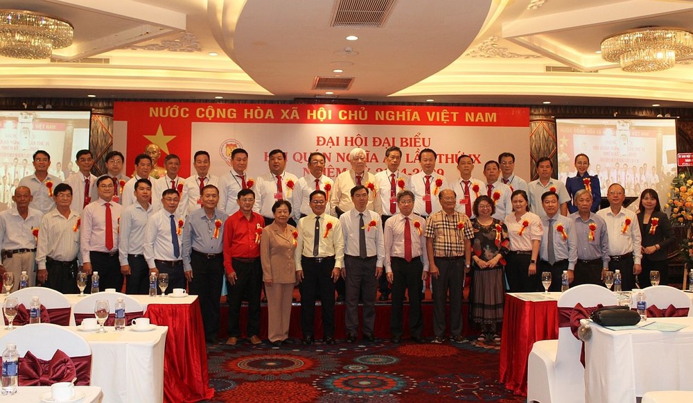 诸位领导和嘉宾与新届理事会合照留念。 D3.jpg