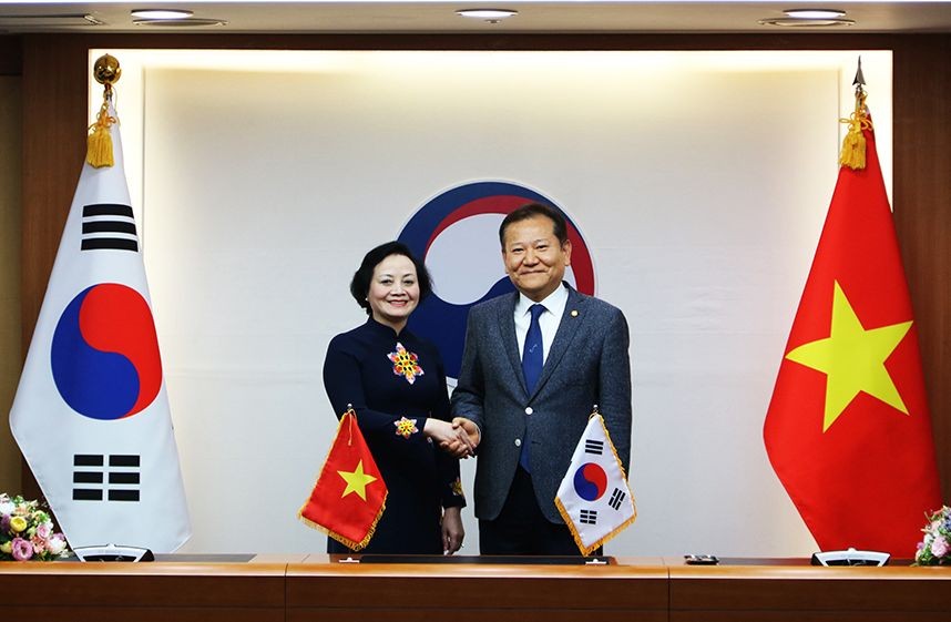 越南内务部长范氏青茶(左)与韩国内政安全部长李祥敏握手合影。(图:越通社)