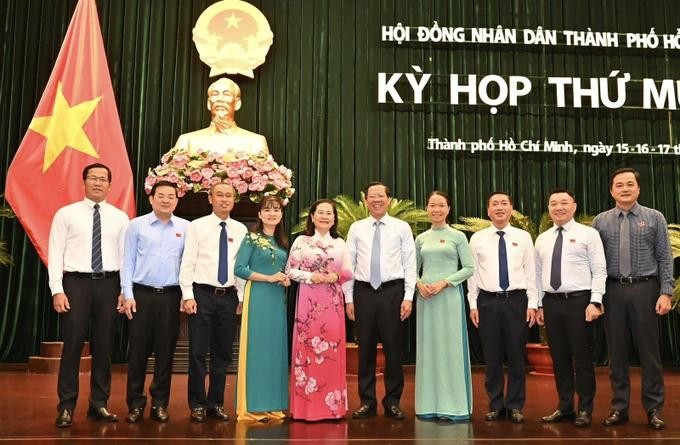 市人委会主席潘文迈(右五)、市人民议会主席阮氏丽(左五)同与会代表合影。(图:越勇)