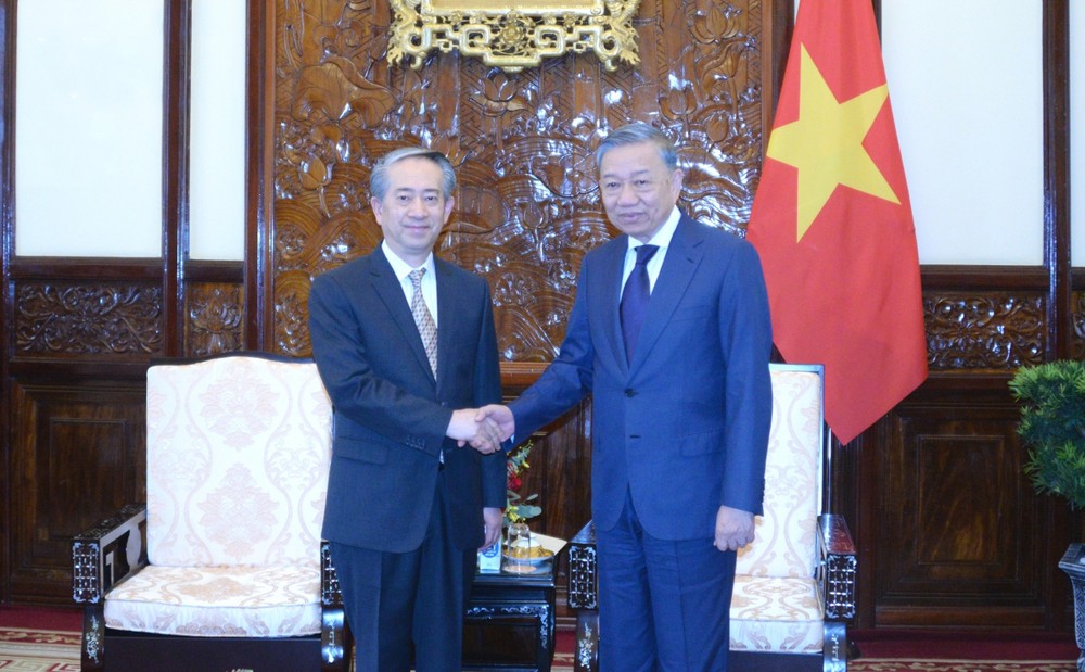 国家主席苏林(右)与中国大使熊波握手合照。(图:VOV)