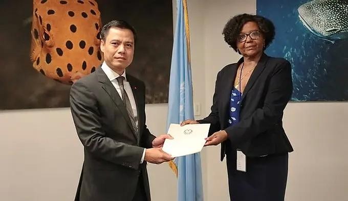 越南常驻联合国代表团团长邓黄江大使向联合国大陆架界限委员会提交东海中央海域越南200海里以外大陆架外部界限划界案。(图:越通社)