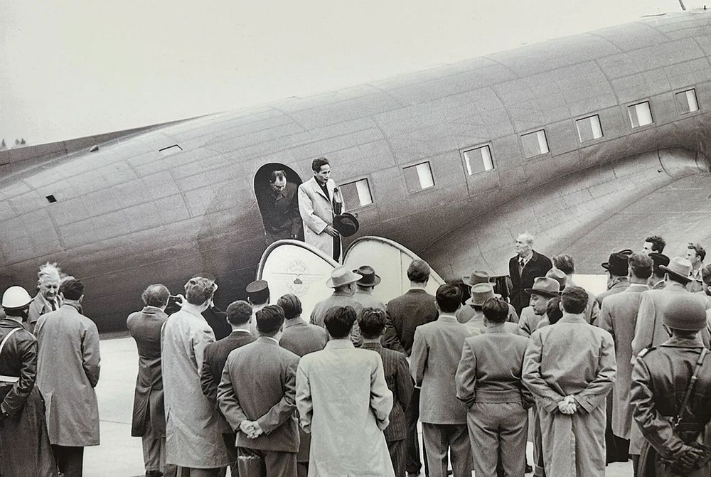 越南民主共和国副总理兼外交部长范文同率领越南代表团于1954 年 5 月在日内瓦机场走下飞机楼梯。(图自:俄罗斯国家电影照片资料档案馆)。 L1.jpg