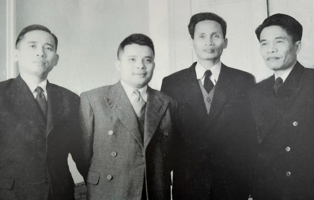 1954年出席日内瓦会议的越南民主共和国代表团成员。(图自:越南外交部档案处)。 L4.webp