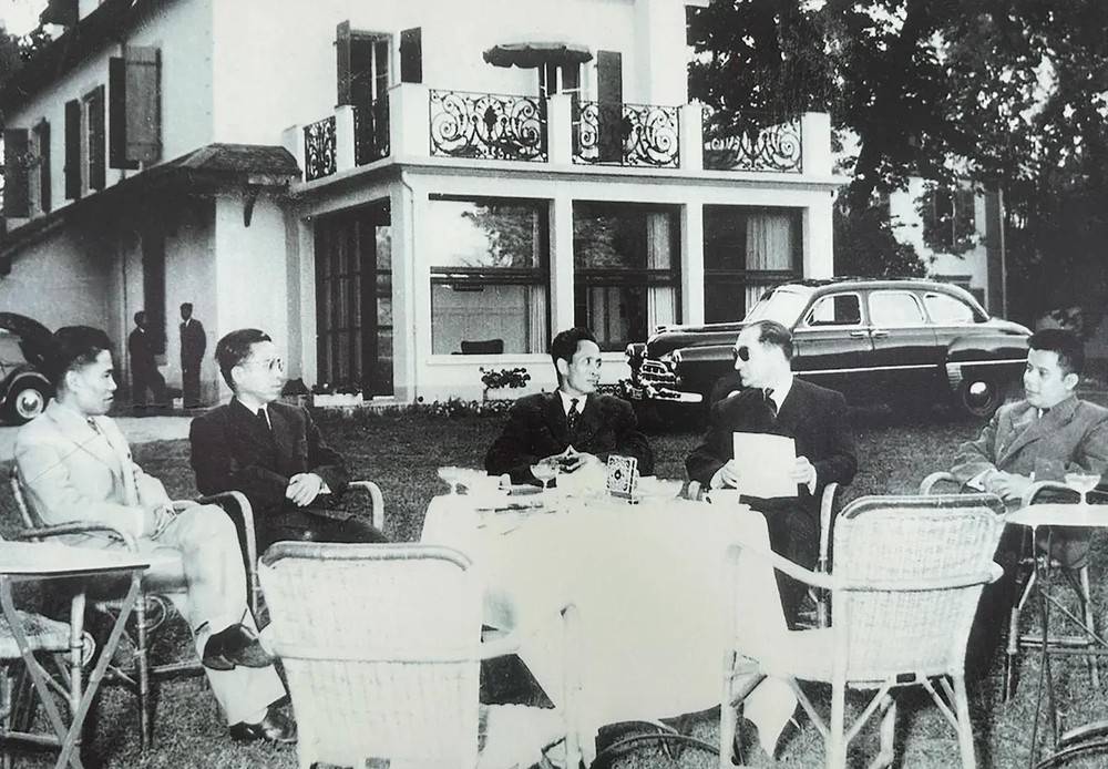 1954 年 7 月 21 日,在日内瓦会议闭幕后,法国总理兼外交部长门德东·弗洛朗会见了越南民主共和国代表团。(图自:越南外交部档案处)。 L5.webp