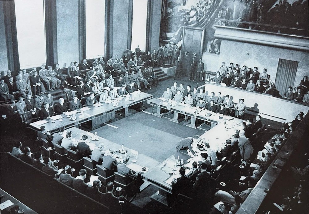 1954 年 7 月在瑞士日内瓦举行的外交部长会议闭幕全体会议全景。(图自:俄罗斯国家电影照片资料档案馆)。 L6.webp