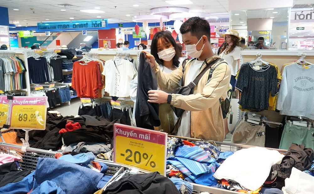 民众在超市选购促销衣服。(图:黄雪)