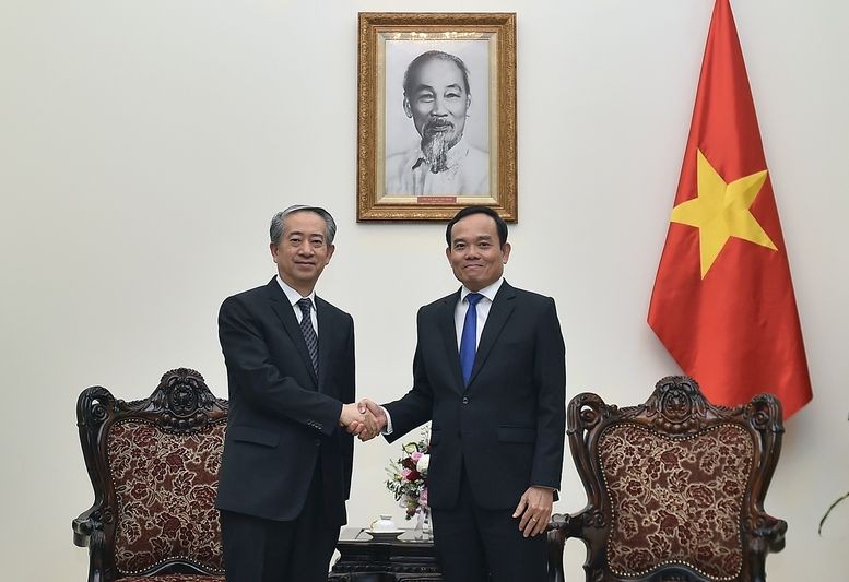 政府副总理陈留光(右)接见中国驻越南大使熊波。(图:VGP) PTTG.jpg