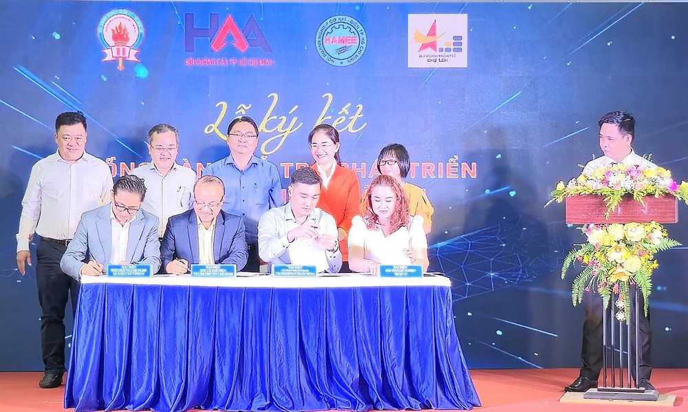 第十一郡商会与各单位签署合作备忘录。 q11-2.jpg
