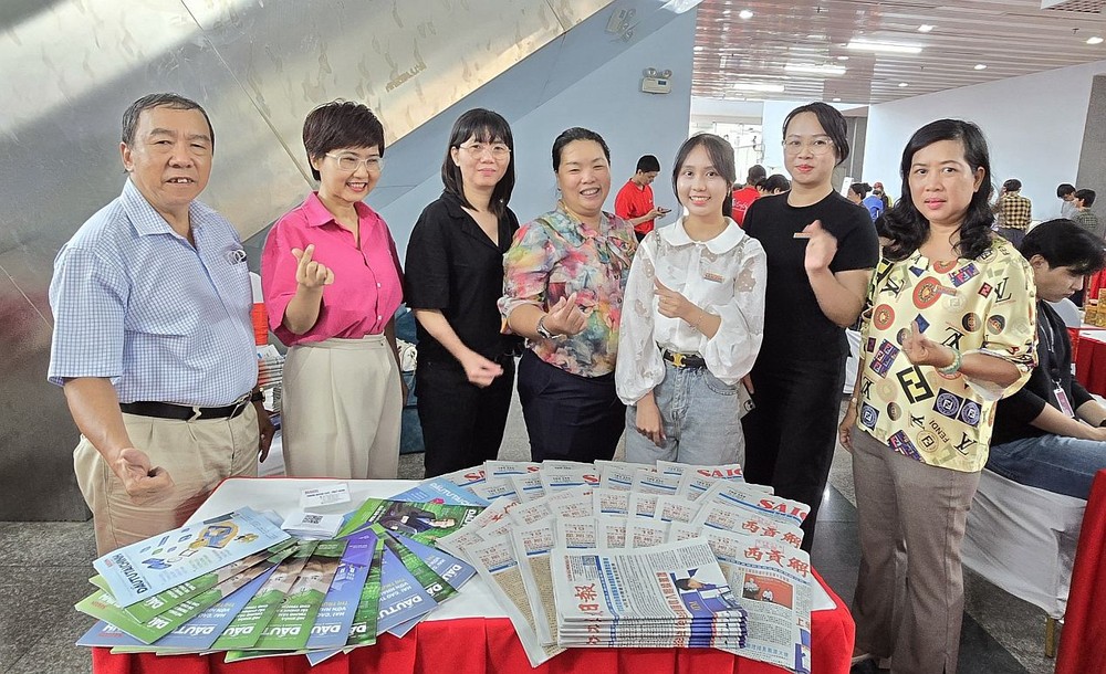 本报的展位,向读者介绍越,华文日报,杂志。 Q11-3.jpg