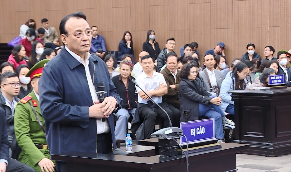 今年3月27日的初审庭,河内市人民法院已判处新黄明集团董事长杜英勇8年有期徒刑。(图:VOV)
