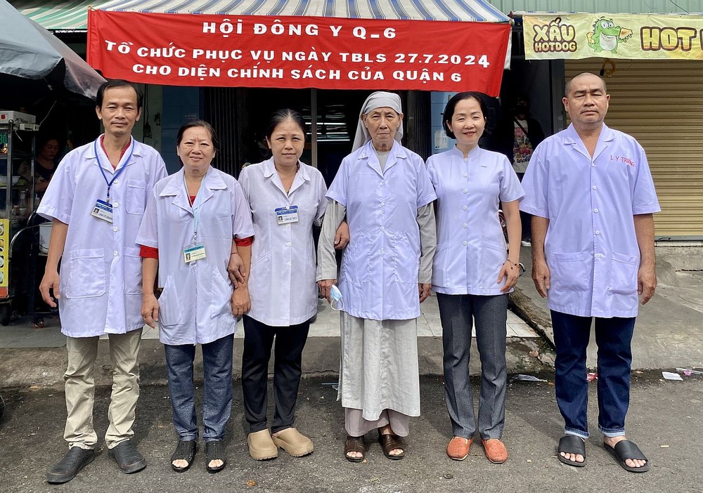 第六郡东医会执委成员为各荣军烈属诊病。 K2.jpg