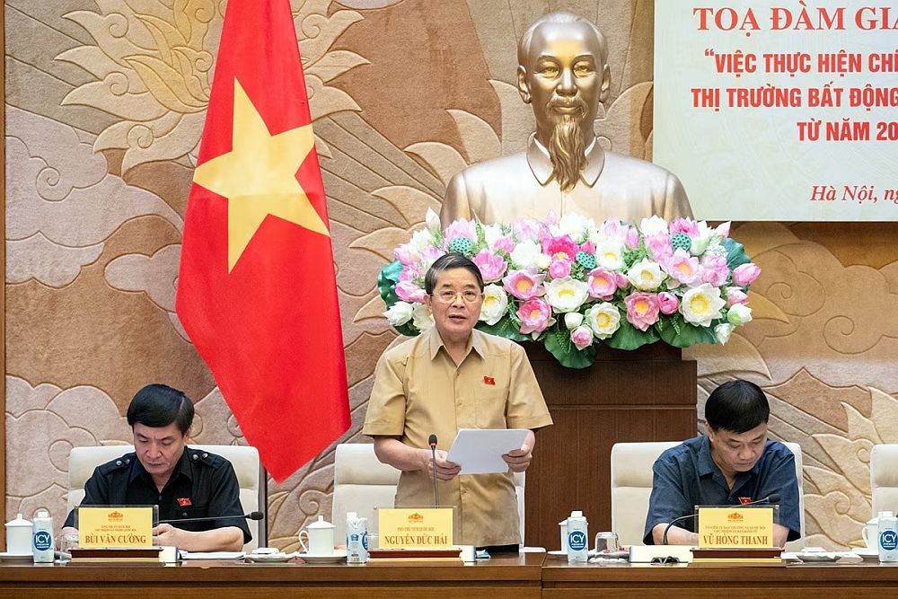 国会副主席阮德海(中)在座谈会上发表讲话。(图:胡龙)