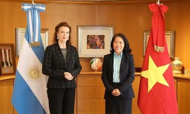 越南驻阿根廷大使吴明（右）越和阿根廷外长戴安娜·蒙迪诺。（图：越通社）