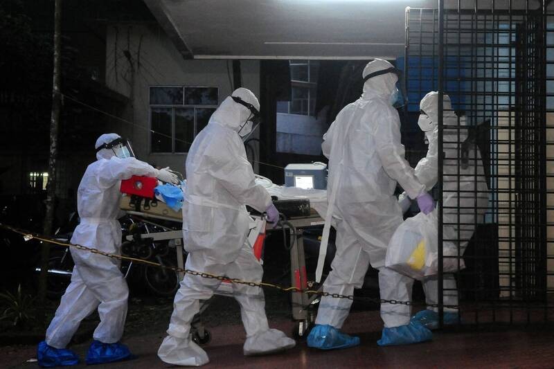 印度一名14岁男童感染尼帕病毒后,被紧急转至尼帕隔离病房的加护病房。(图:路透社)
