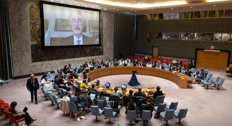 秘书长叙利亚问题特使裴凯儒(屏幕上)向联合国安理会会议通报叙利亚局势。