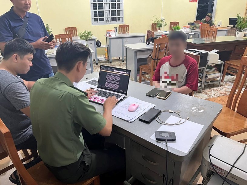调查员正在向 T.M.K 录取口供。(图:警方提供) LAY-LOI-KHAI-2.jpeg