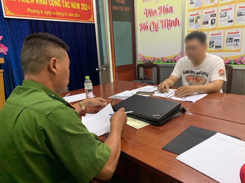 调查员正在向 Đ.Q.V 录取口供。(图:警方提供)