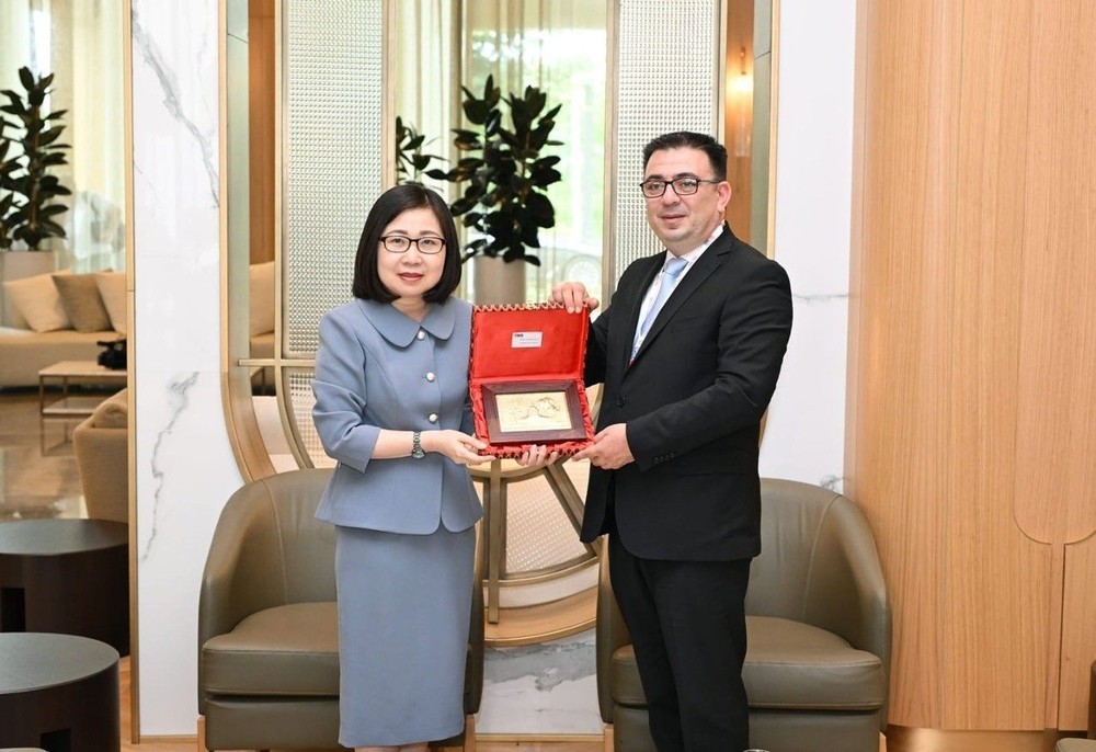 越通社副社长段氏雪绒(左)与阿塞拜疆国家新闻社社长武加尔·阿利耶夫。(图:越通社)