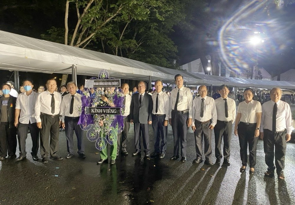 各华人会馆首席代表团前来弔唁阮富仲总书记。 D1.jpg
