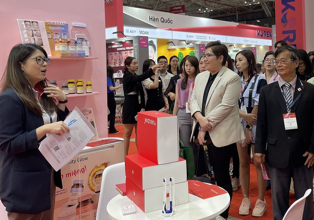 贵宾参观国际美容化妆品展。 d2.jpg