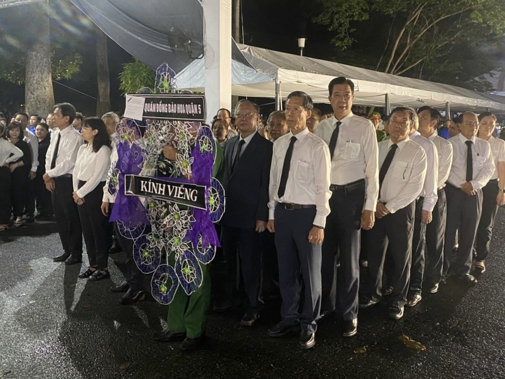 各华人会馆首席代表团前来弔唁阮富仲总书记。 D2.jpg