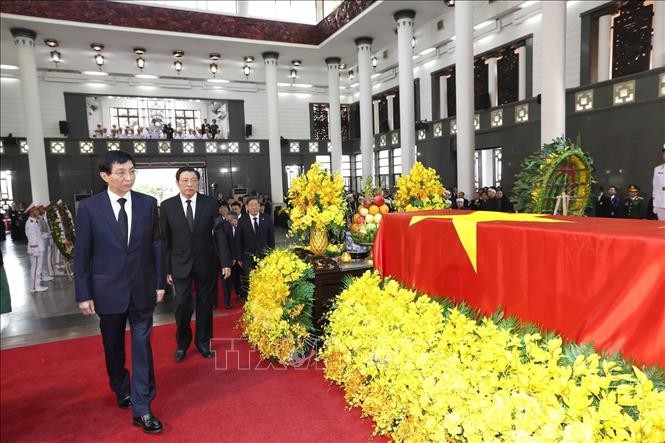 中共中央政治局常委、 全国政协主席王沪宁作为习近平总书记特别代表率领的中共代表团前来吊唁阮富仲总书记。(图:越通社)