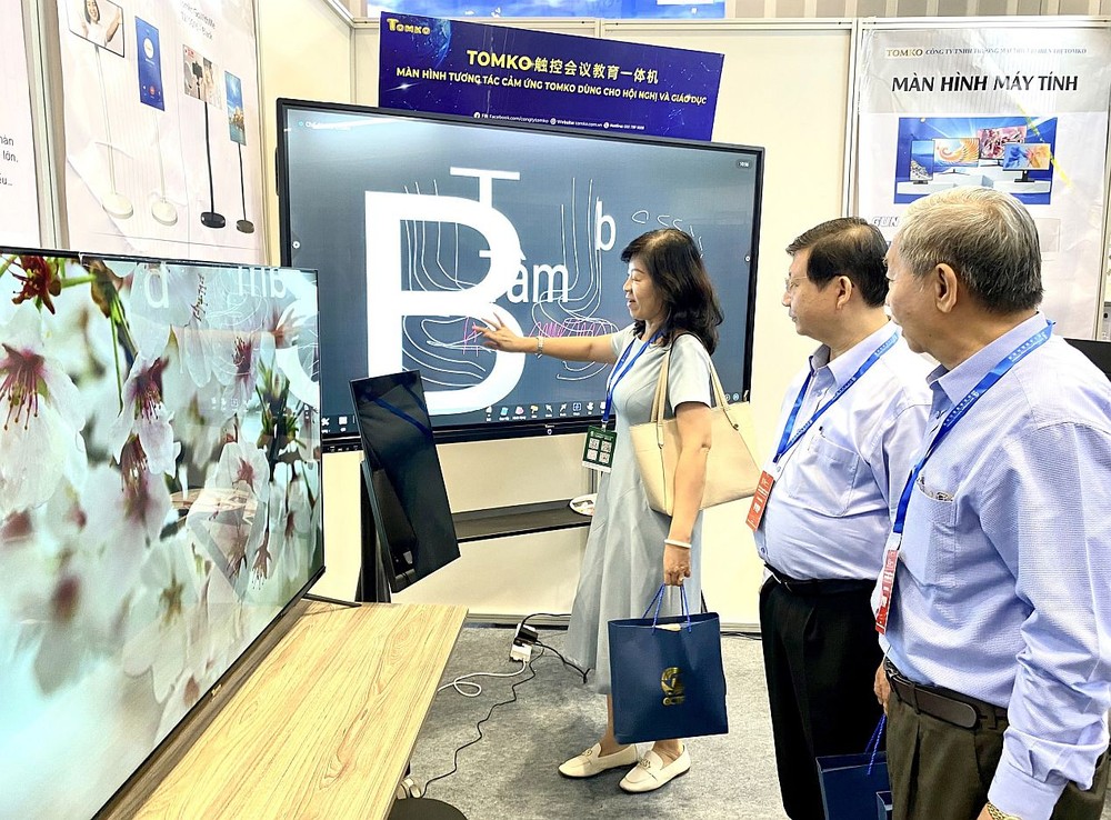 本市华企参观与体验智能产品。 K4.jpg