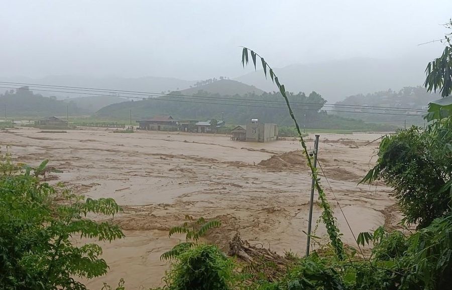 截至昨(24)日下午4时，山罗省洪雨已造成因坍塌与被洪水冲走5人死亡、4人失踪、1人受伤。（图：越通社）